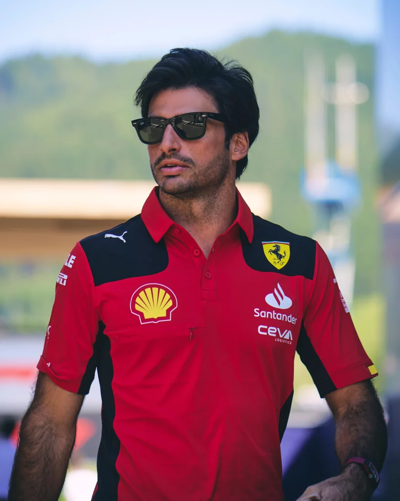 Carlos Sainz cammina nel paddock in Austria 