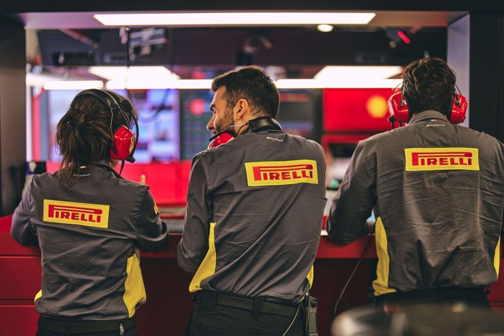 Gli ingegneri Pirelli in vista della giornata di test a Barcellona