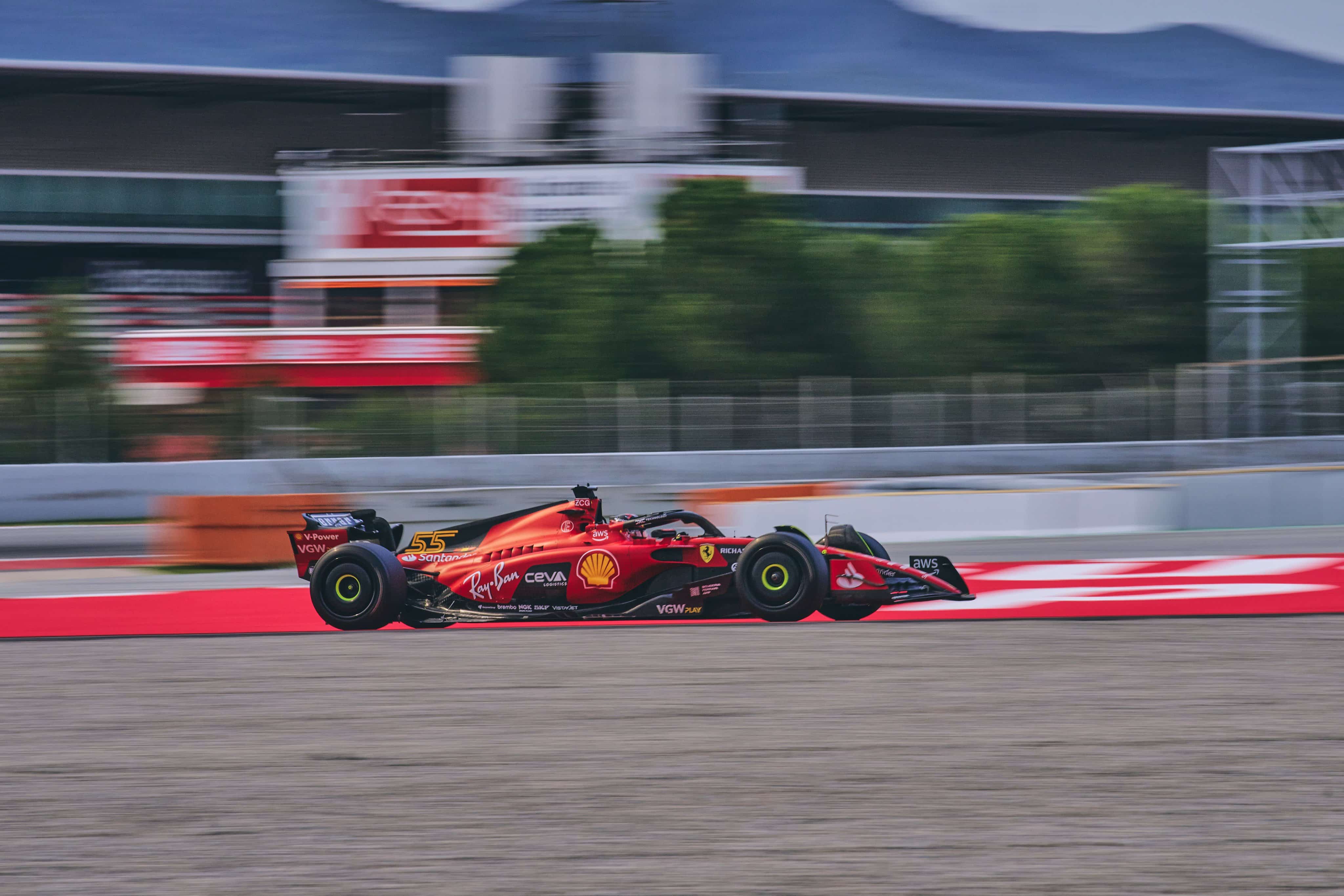 Carlos Sainz in pista sul tracciato del Montmelò per i test Pirelli