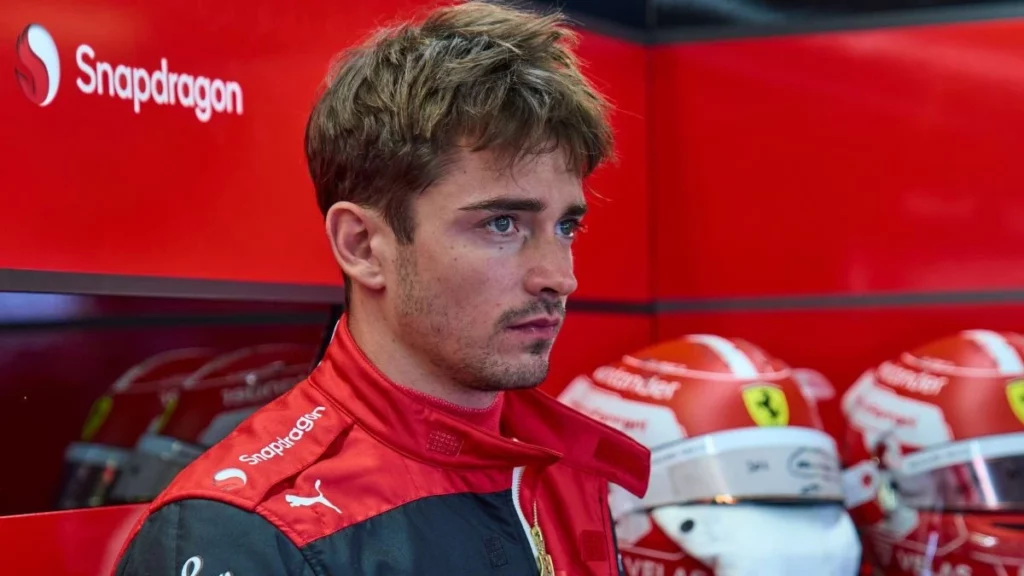 Charles Leclerc nel box Ferrari