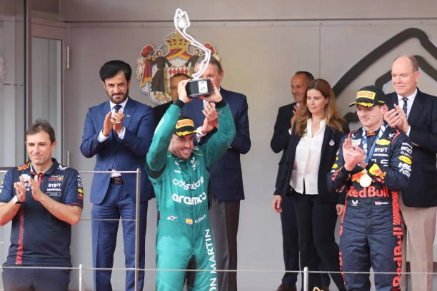 Fernando Alonso alza il trofeo del secondo posto sul podio di Monaco