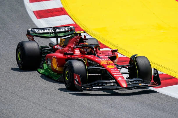 L'aggiornata SF-23 di Carlos Sainz al circuito di Barcellona