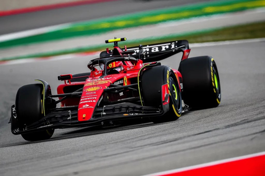 La Ferrari di Carlos Sainz in pista durante il GP di Spagna