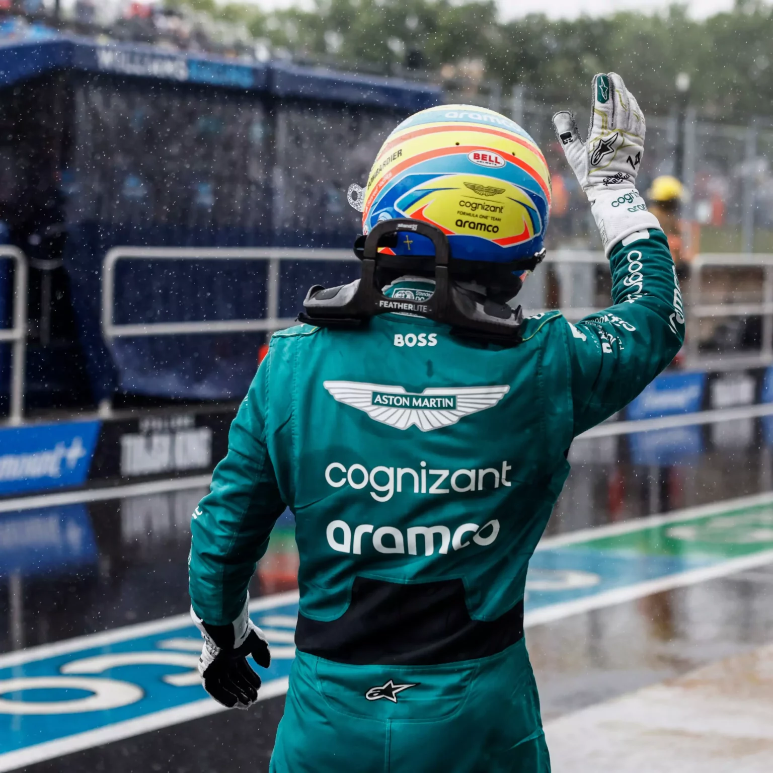 Fernando Alonso saluta i fans dopo la conclusione delle qualifiche in Canada.