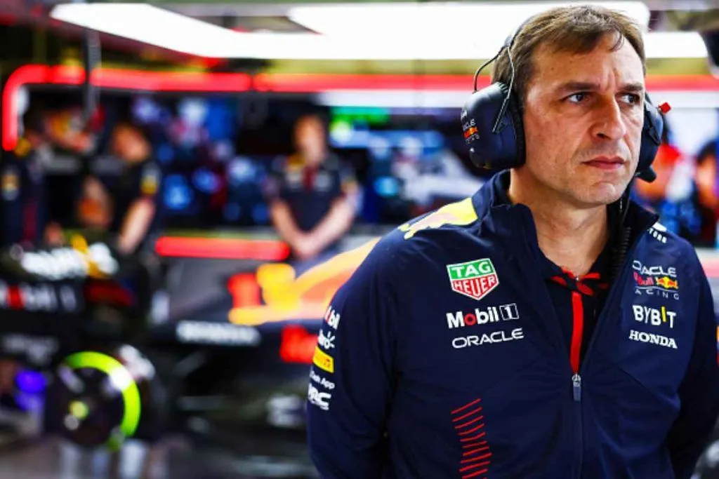 Pierre Waché, direttore tecnico Red Bull all'interno del box di Verstappen