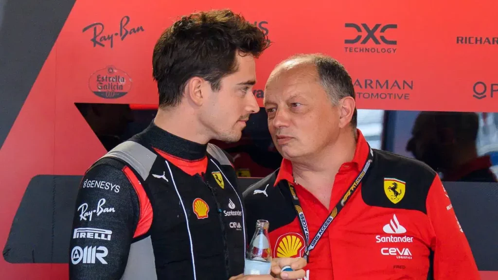 Charles Leclerc parla con Frederic Vasseur