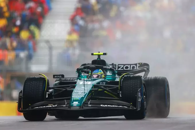 Fernando Alonso a bordo della sua Aston Martin in pista in Canada in procinto di chiudere il giro di qualifica