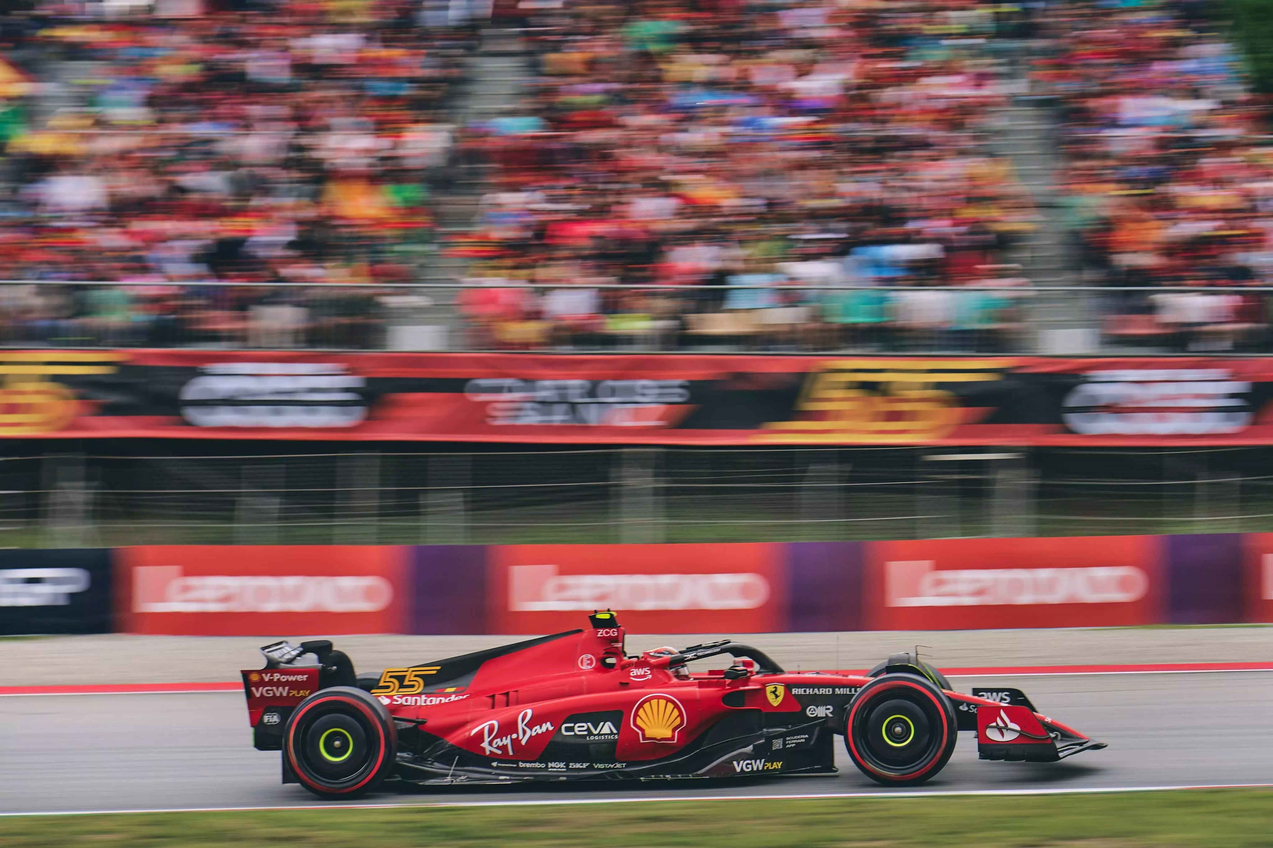 La Ferrari di Carlos Sainz in pista durante il GP di Spagna