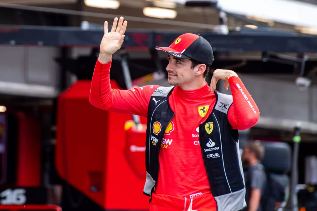 Il pilota Ferrari Charles Leclerc saluta i fan in Spagna prima del Gran Premio