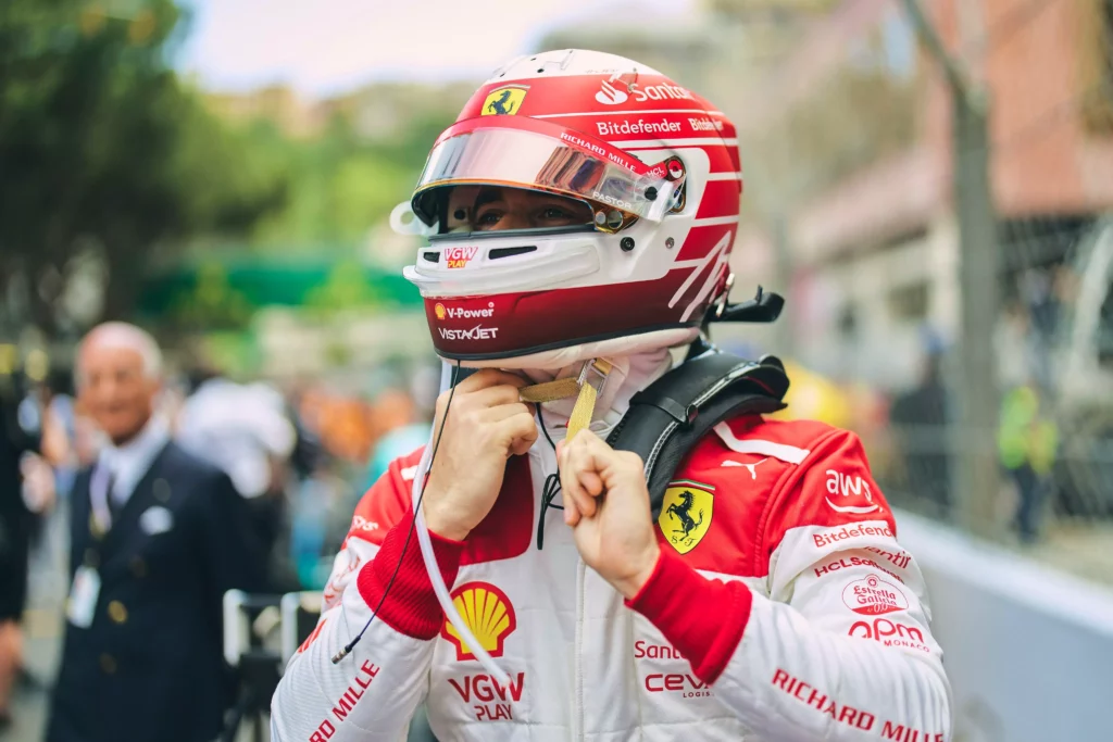 Charles Leclerc con casco e tuta celebrativi per il Gran Premio di Monaco, sulla griglia di partenza a Monte-Carlo
