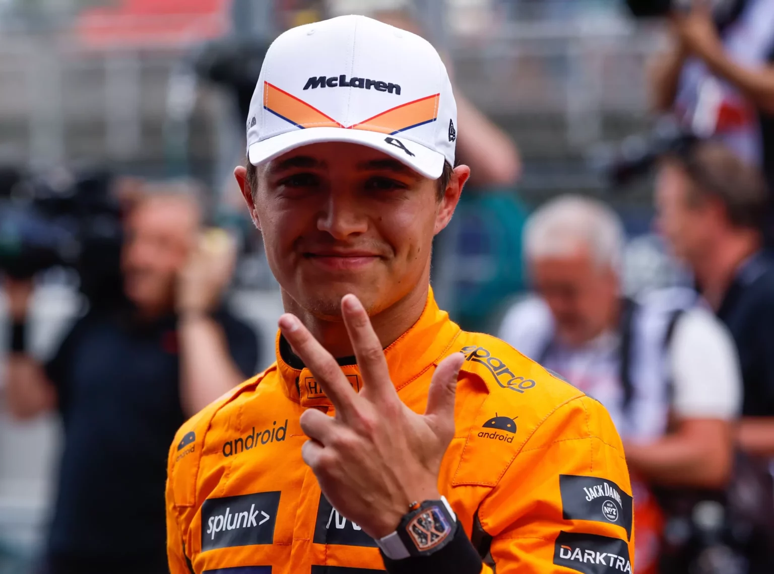 Lando Norris fa il gesto 3 per simboleggiare la posizione di arrivo nelle qualifiche a Barcellona