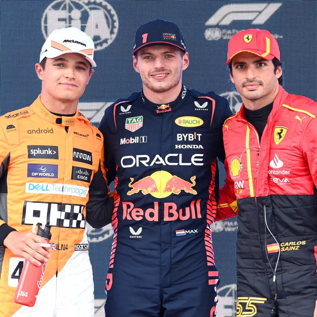 Lando Norris, Max Verstappen e Carlos Sainz, i top 3 della giornata posano dopo le qualifiche a Barcellona