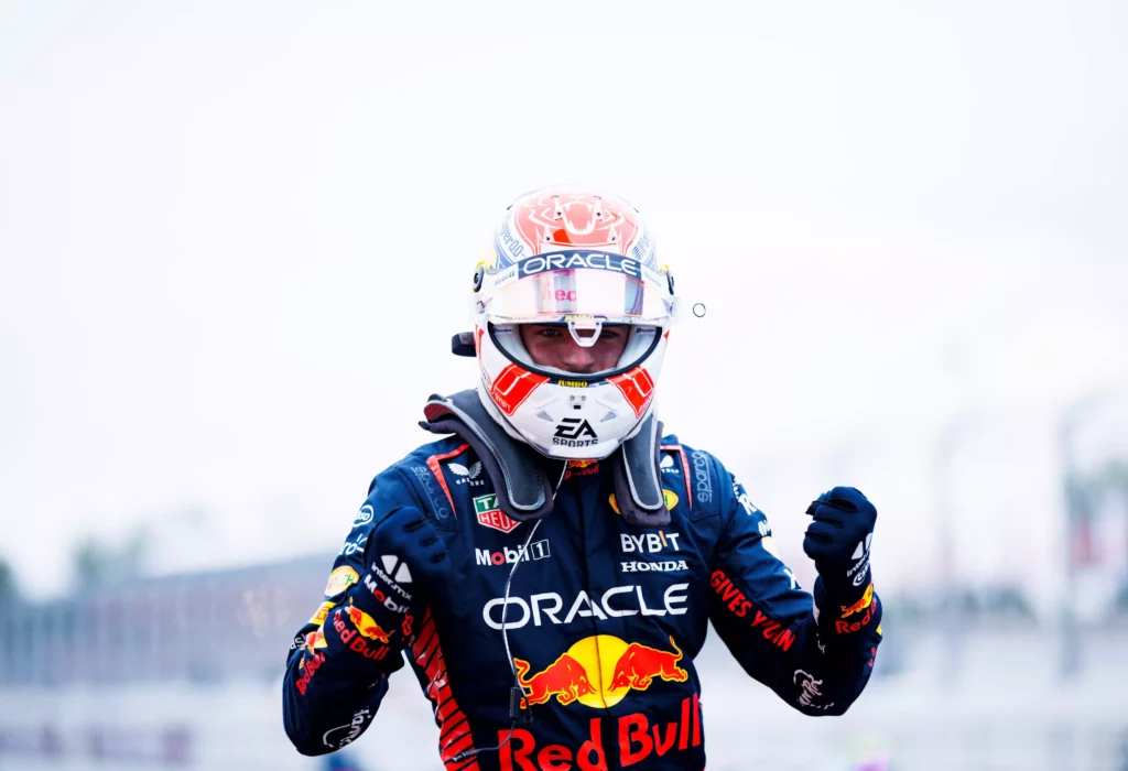 Max Verstappen esulta dopo aver colto la Pole position in Spagna