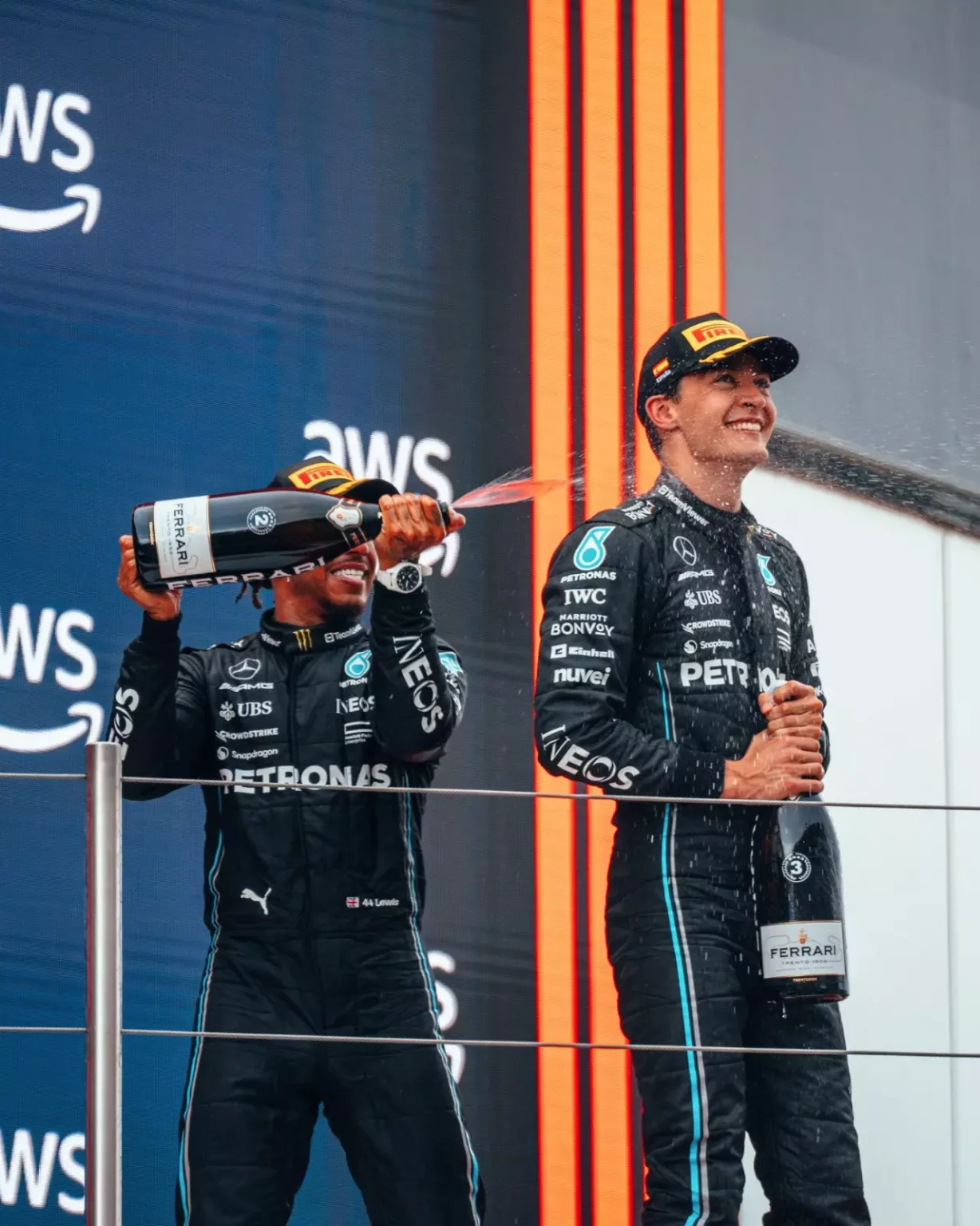 Lewis Hamilton e George Russell festeggiano sul podio in Spagna