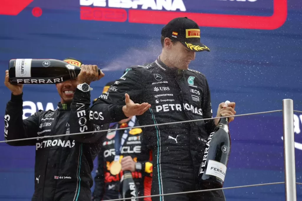 Lewis Hamilton e George Russell festeggiano sul podio in Spagna