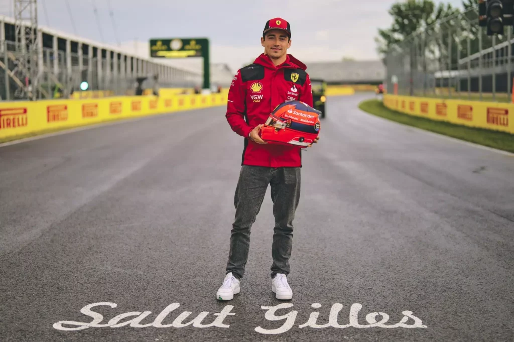 Charles Leclerc tiene in mano il casco speciale in onore di Gilles Villeneuve per il Gran Premio del Canada.