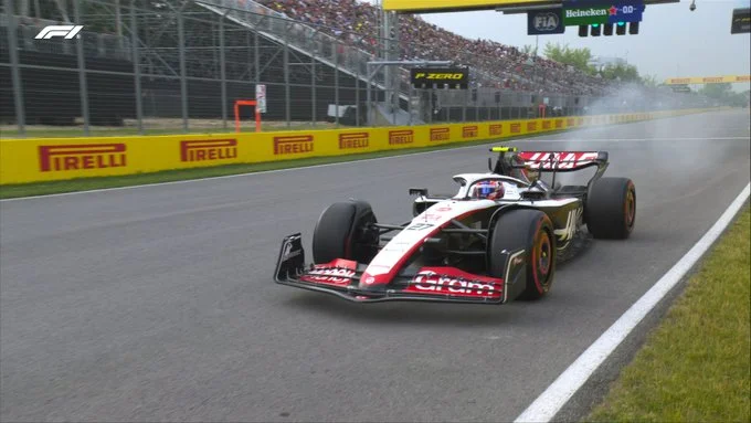 La haas di Nico Hulkenberg si ferma poco dopo la linea del traguardo per problemi al motore nella seconda sessione di prove in Canada