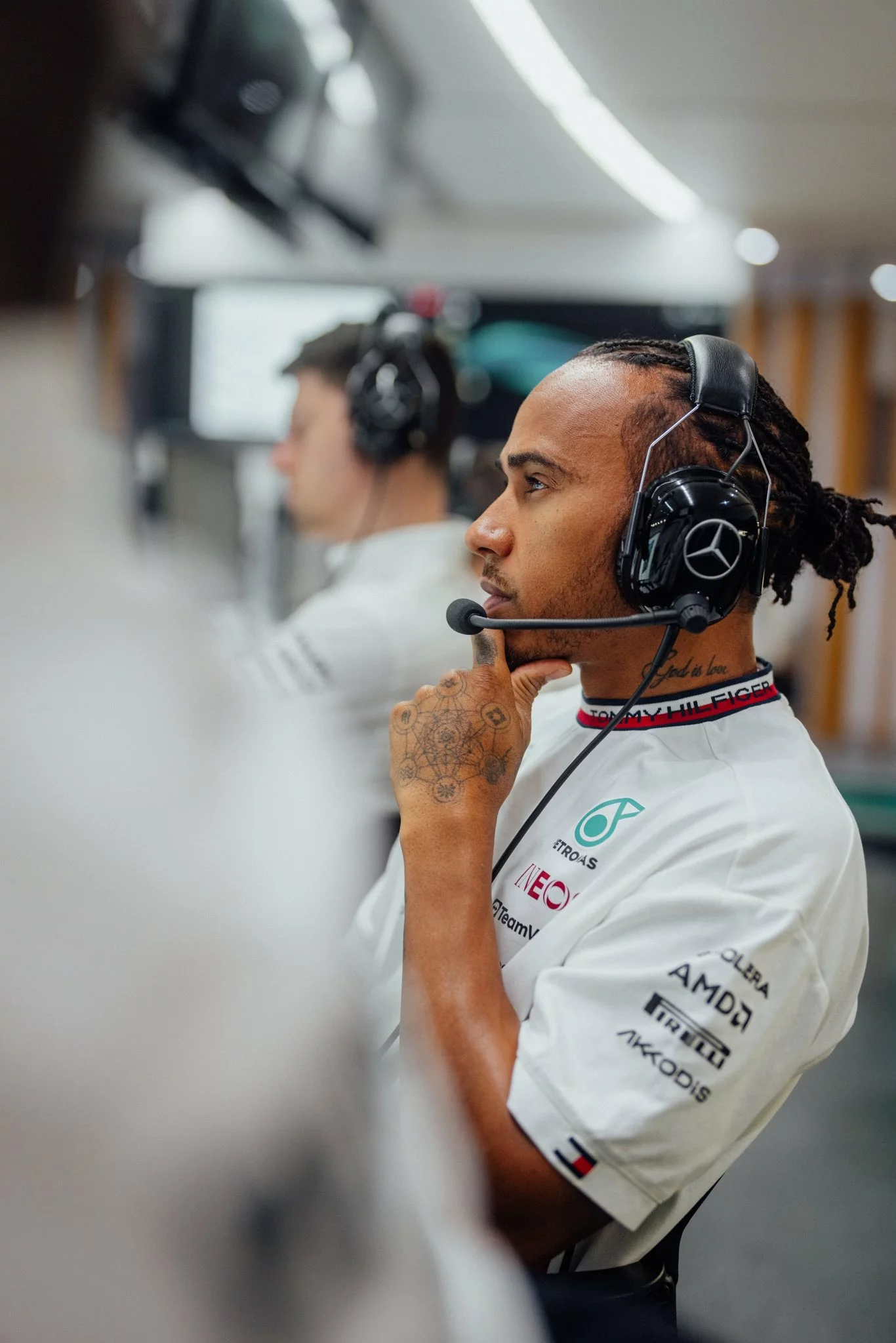 Lewis Hamilton nel classico briefing con la Mercedes