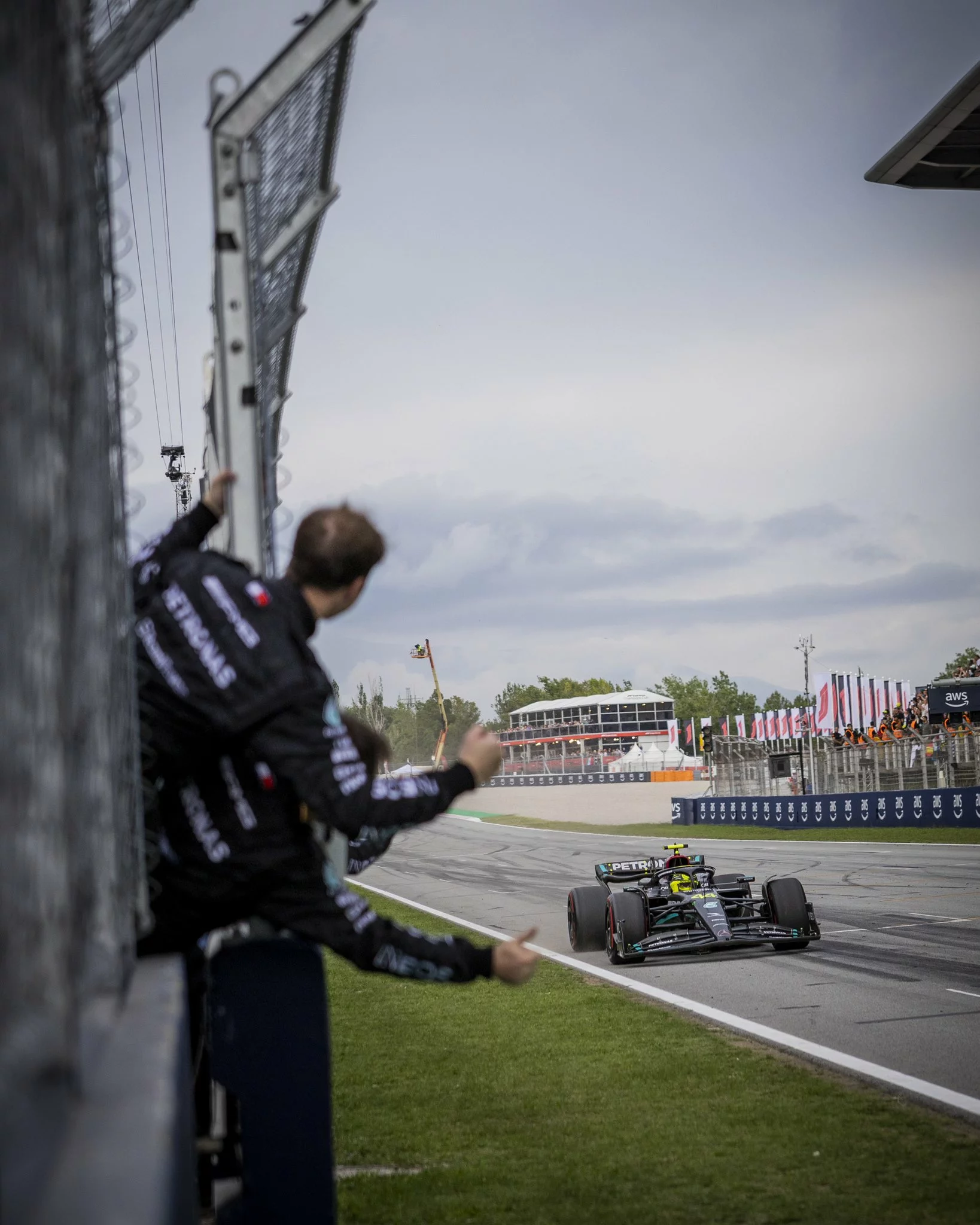 La Mercede di Lewis Hamilton che taglia il traguardo dopo il GP di Spagna