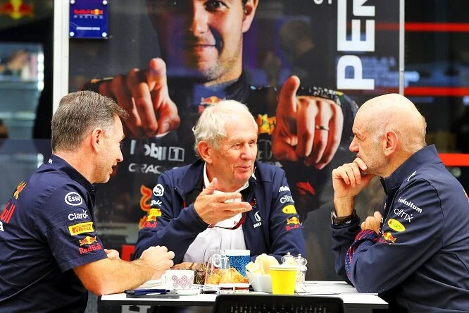 Helmut Marko al tavolo con Horner e Newey