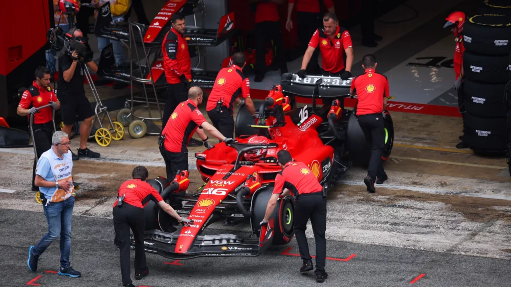 La SF-23 numero 16 di Charles Leclerc viene rimessa nel box dai meccanici della Ferrari