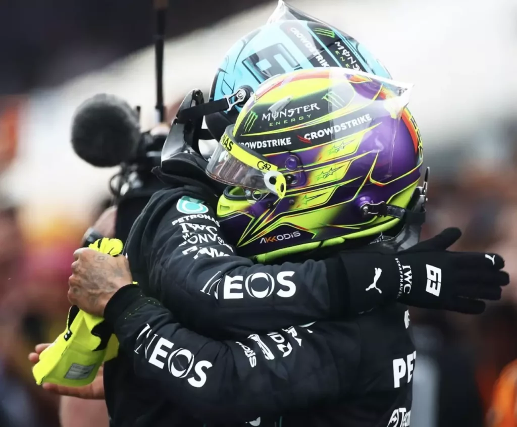 Lewis Hamilton e George Russell si abbracciano dopo il doppio podio nel Gran Premio di Spagna