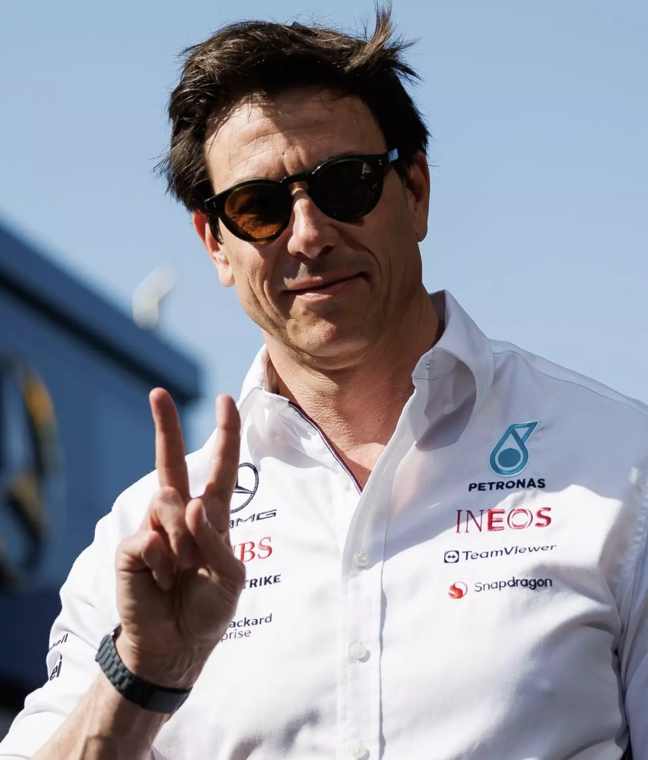 Toto Wolff, team principal Mercedes fa il simbolo della vittoria nel paddock in Spagna