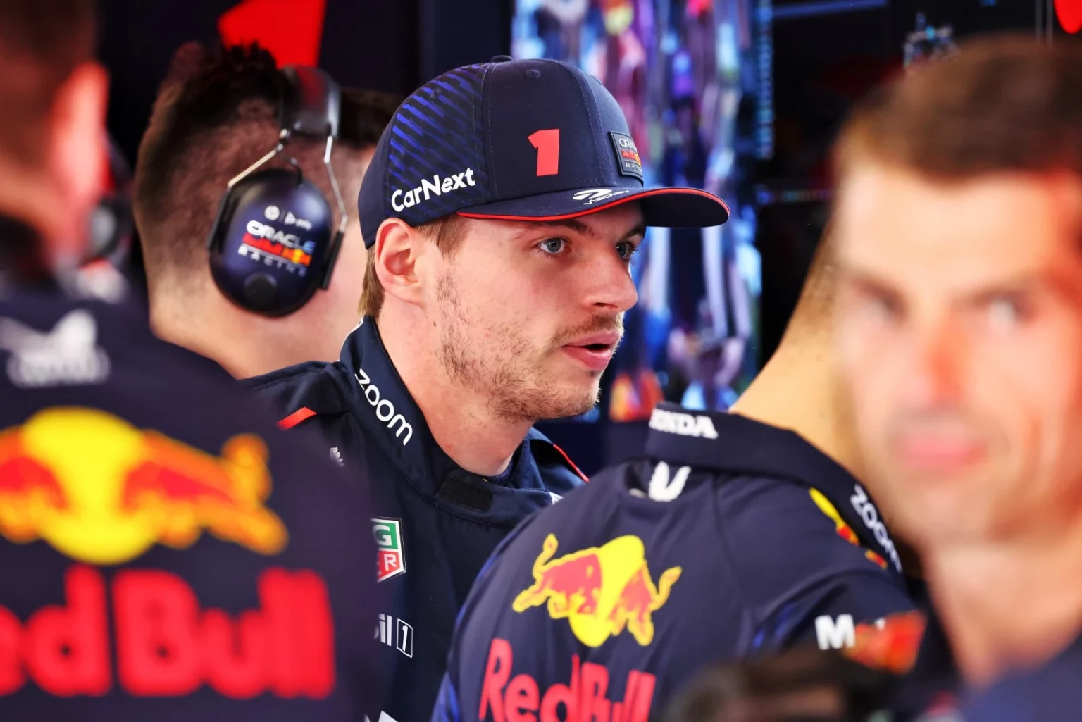 Fanta F1, ecco i nostri consigli per il GP di Spagna! Max Verstappen nei box di Barcellona parla con i propri ingegneri dopo le prove libere