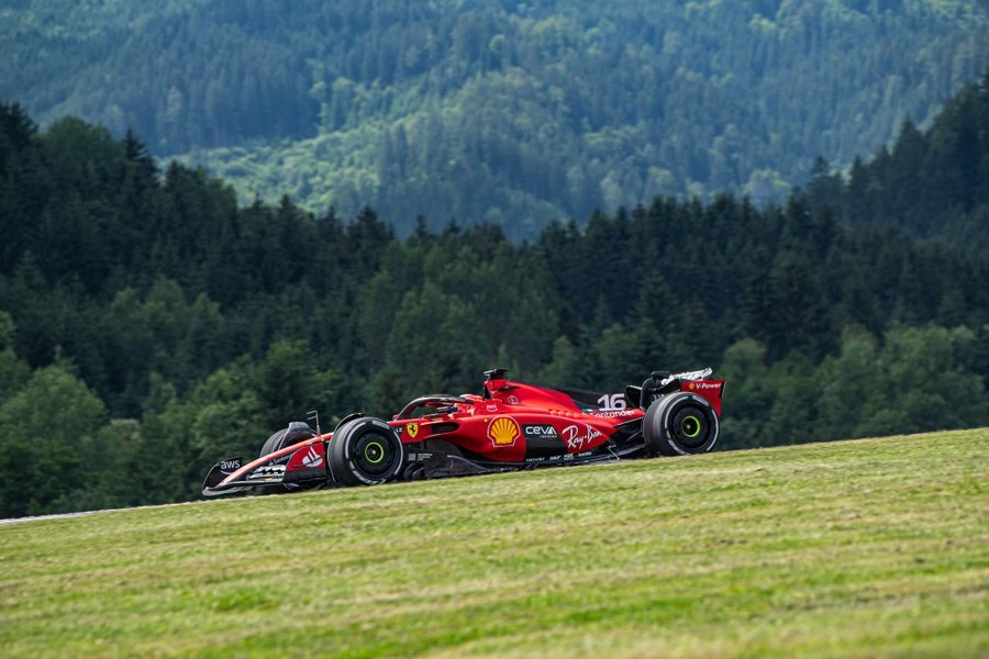 Charles Leclerc nel settore centrale di Spielberg durante le FP1