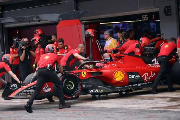 La SF-23 di Charles Leclerc torna ai box dopo l'esclusione nelle qualifiche di Spagna