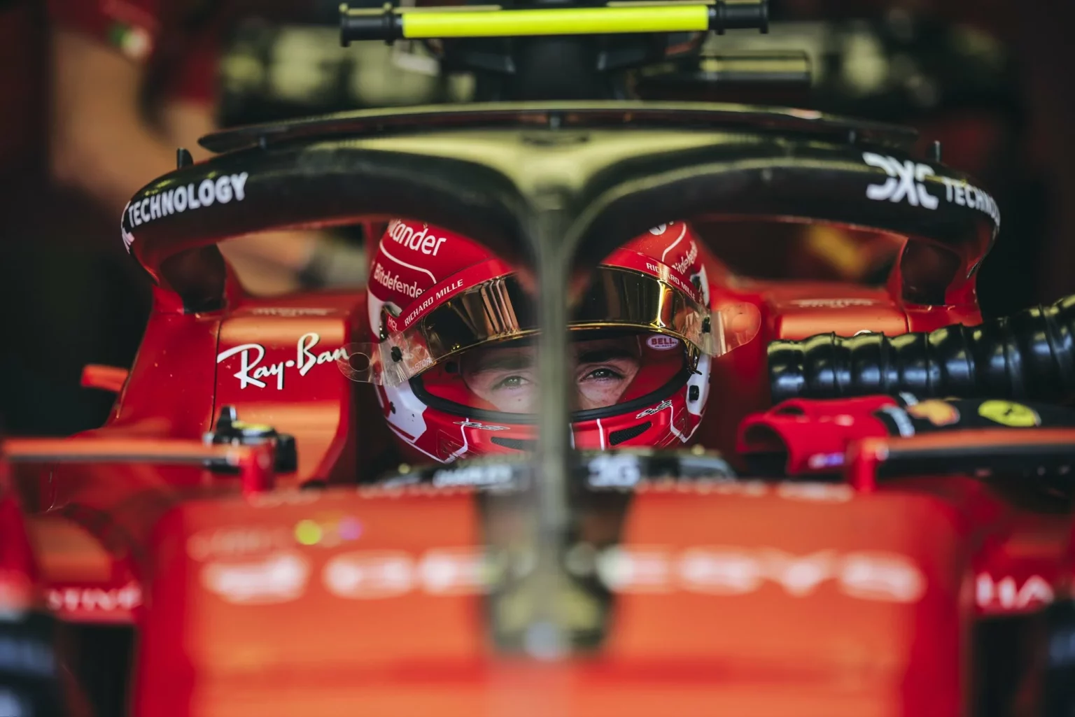 Charles Leclerc ai box durante le qualifiche del GP d'Austria