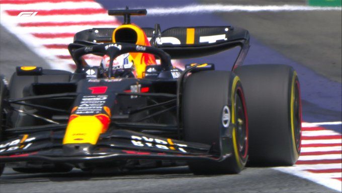 Max Verstappen a bordo della sua RedBull, durante le qualifiche del gran premio d'Austria