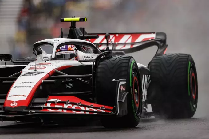Nico Hulkenberg a bordo della sua Haas in pista a Montreal durante le qualifiche di Formula 1