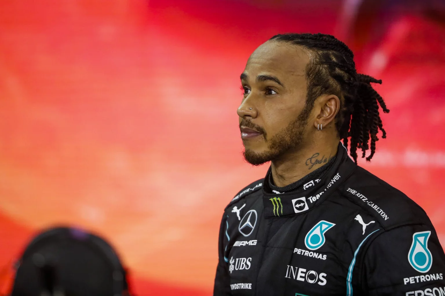 Lewis Hamilton, Mercedes, guarda il pubblico che lo acclama dopo un Gran premio