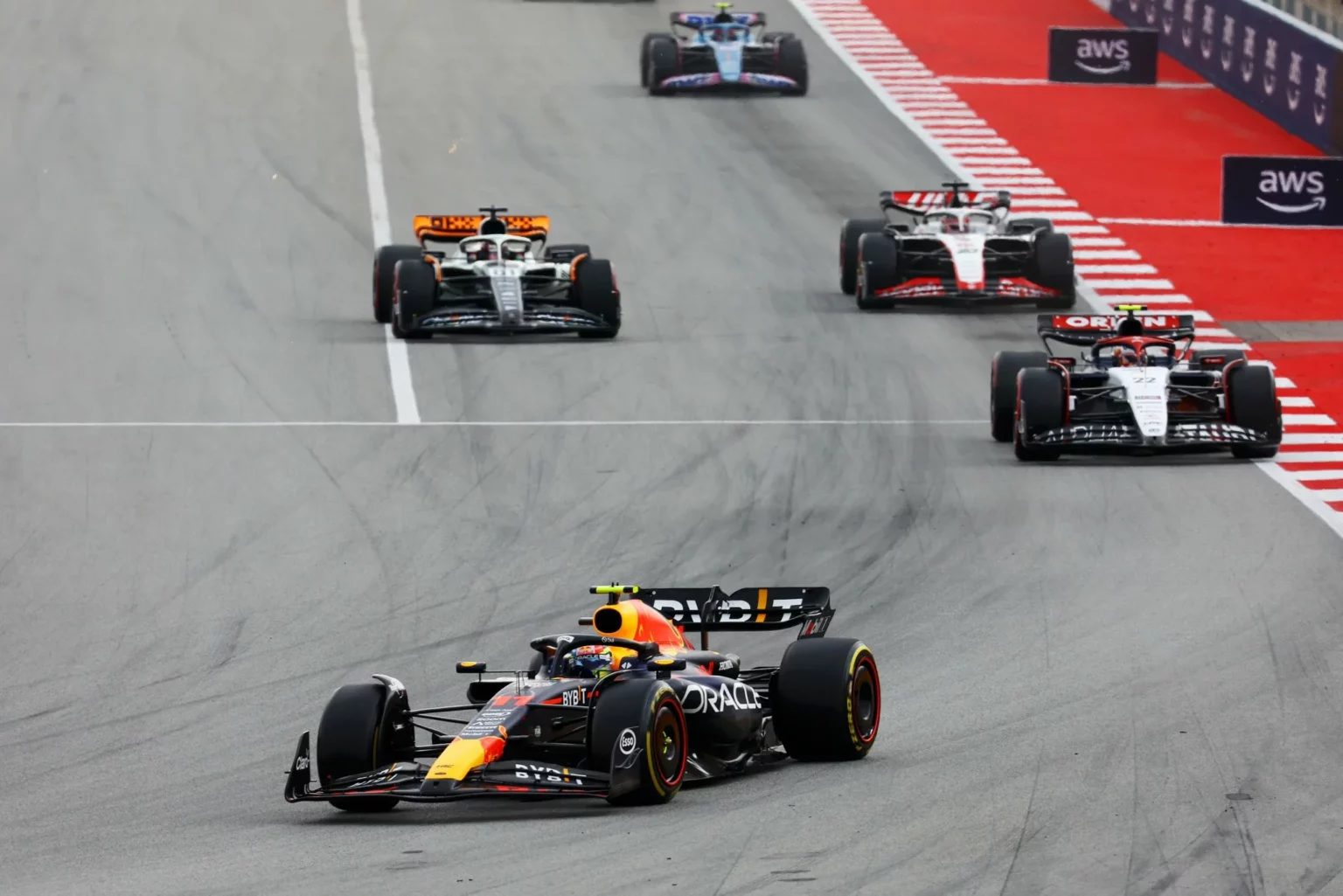 La Red Bull di Sergio Perez sul tracciato del Montmelò in Spagna