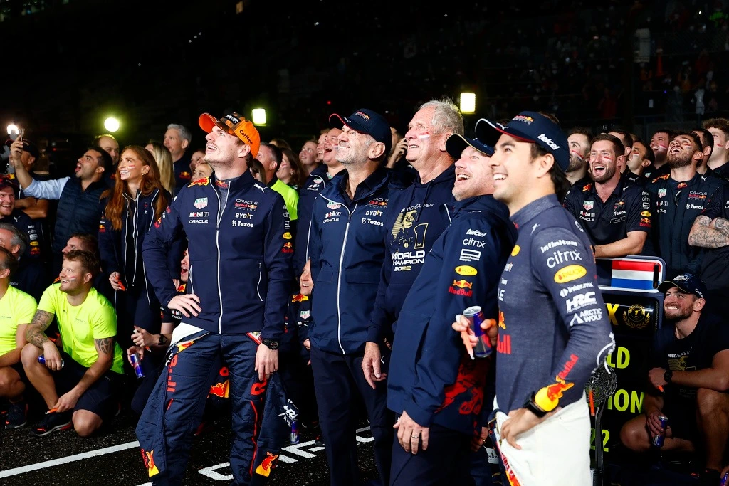 Helmut Marko, Adrian Newey e Christian Horner festeggiano con Max Verstappen, Sergio Perez  e l'intero team Red Bull il doppio titolo mondiale nel 2022.