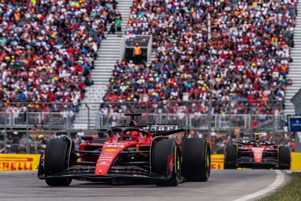 Carlos Sainz insegue la SF-23 di Charles Leclerc durante il gran premio del Canada