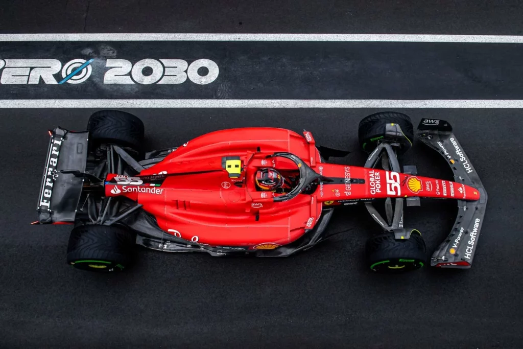 La Ferrari di Carlos Sainz in pit lane durante le qualifiche in Canada