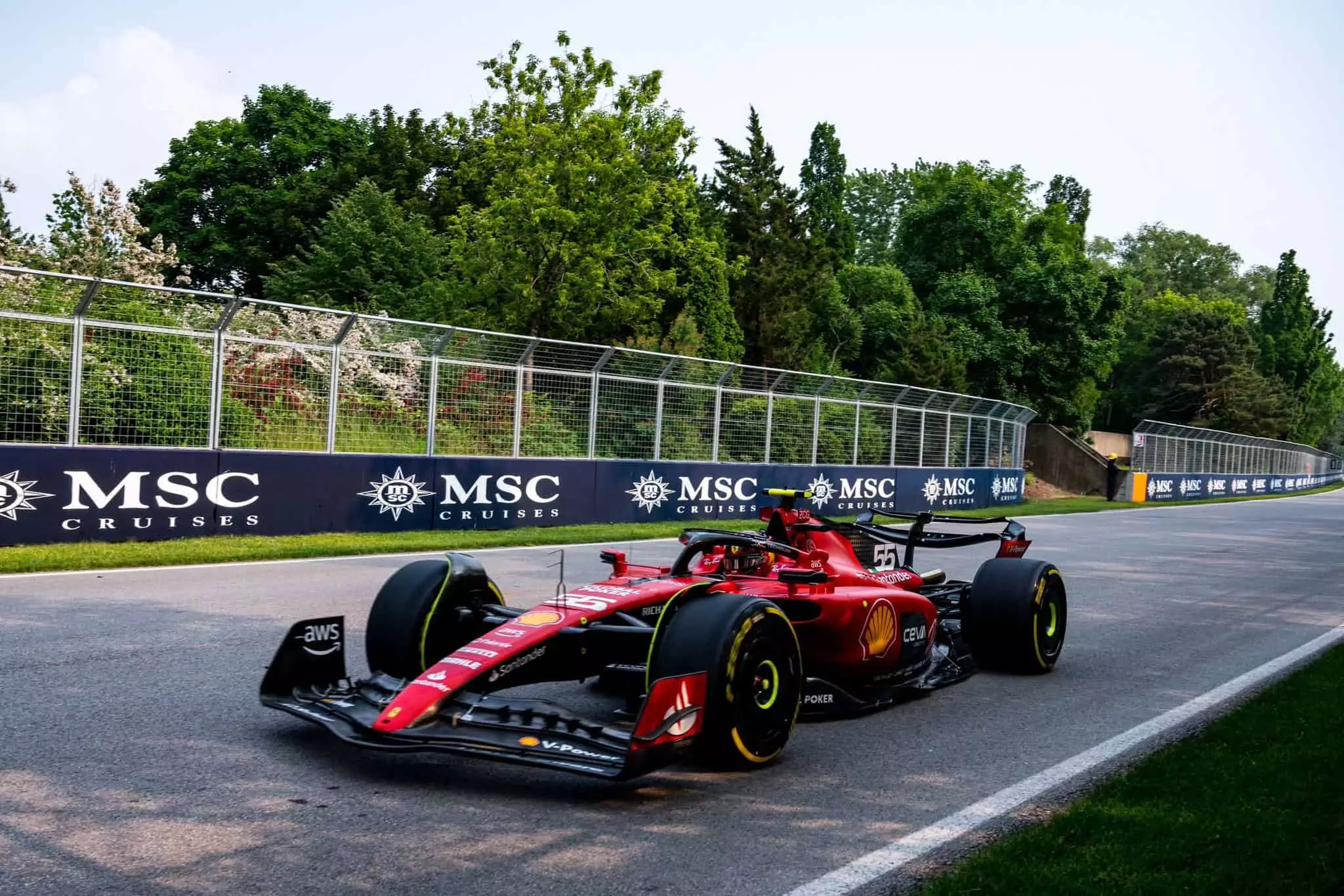 La Ferrari di Carlos Sainz in pista durante il GP del Canada