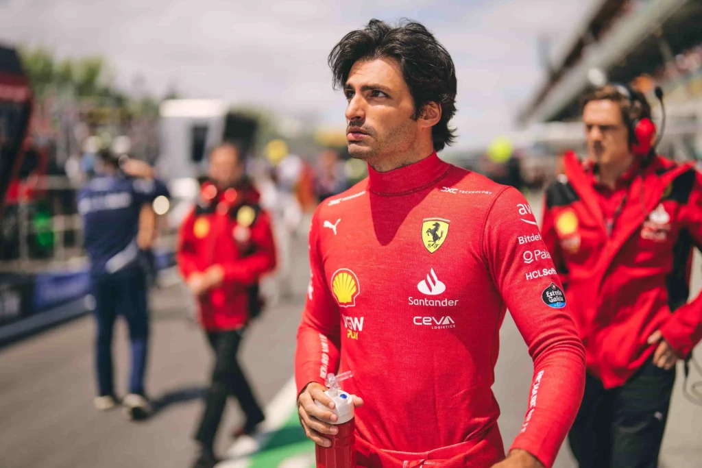 Carlos Sainz pensieroso in pit lane prima del gran premio del Canada