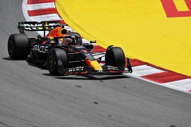 Max Verstappen e la RB19 nelle FP1 di Barcellona