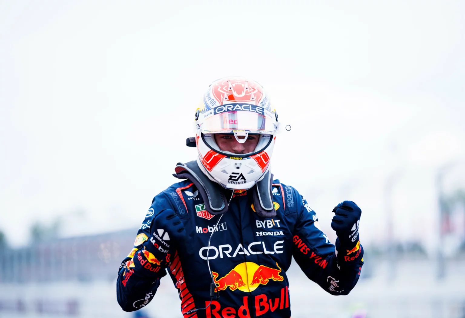 Max Verstappen celebra la pole position conquistata nel GP di Spagna