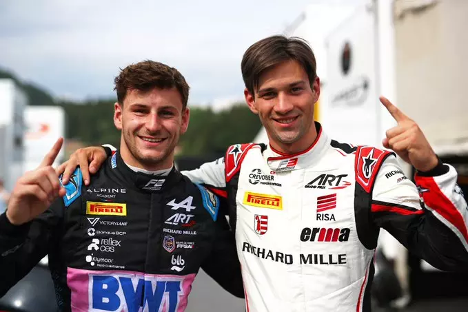 Victor Martins e Gregorie Saucy festeggiano la pole position ottenuta in Austria, rispettivamente in Formula 2 e Formula 3.