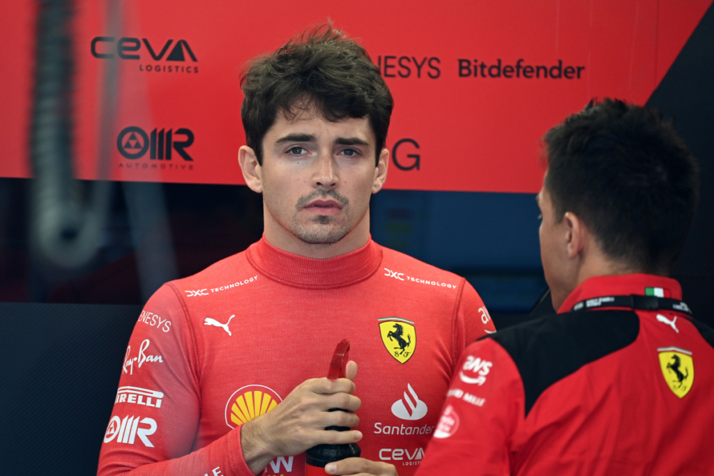 Charles Leclerc nel box Ferrari con Andrea Ferrari