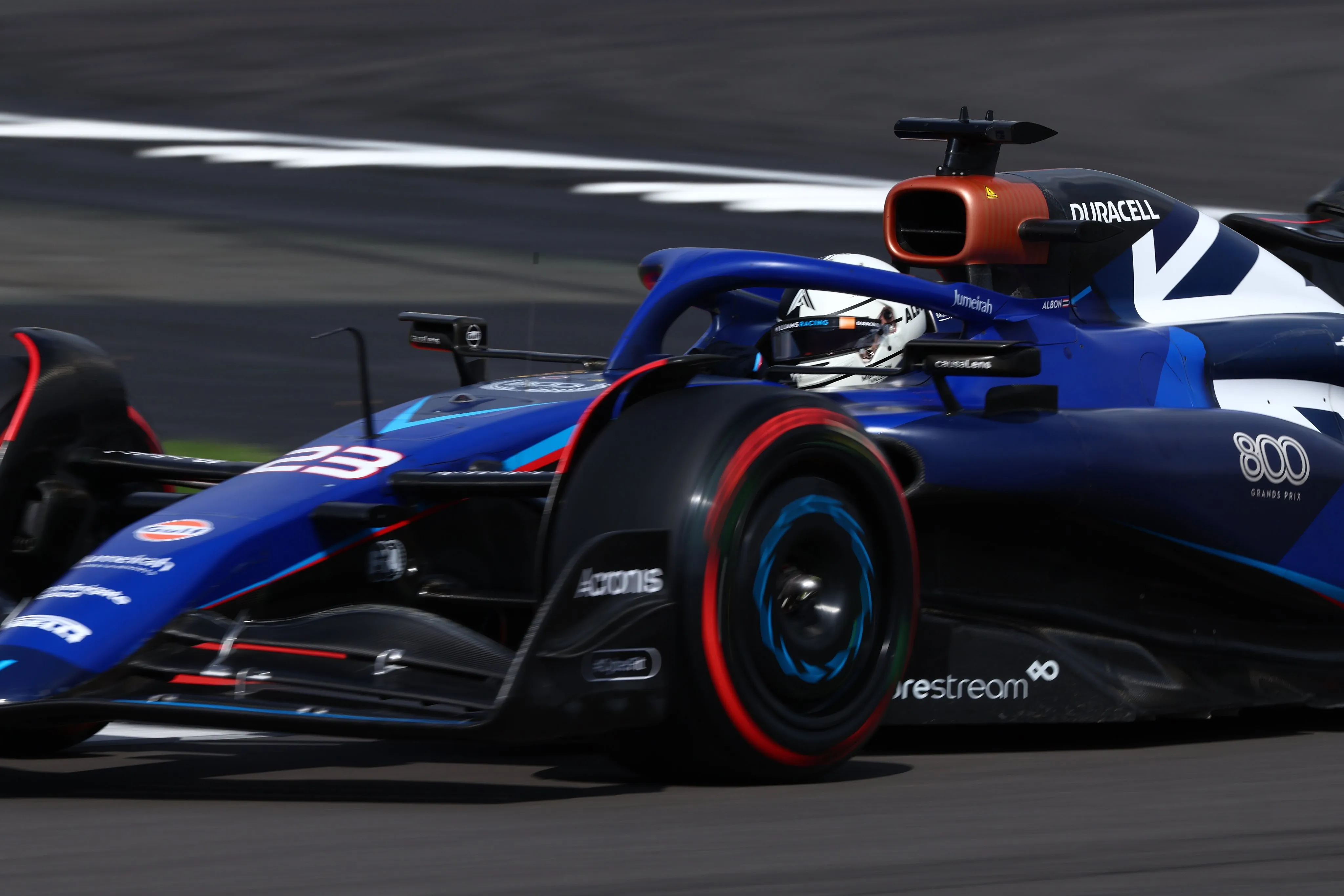 Alexander Albon in pista durante il GP di Silverstone