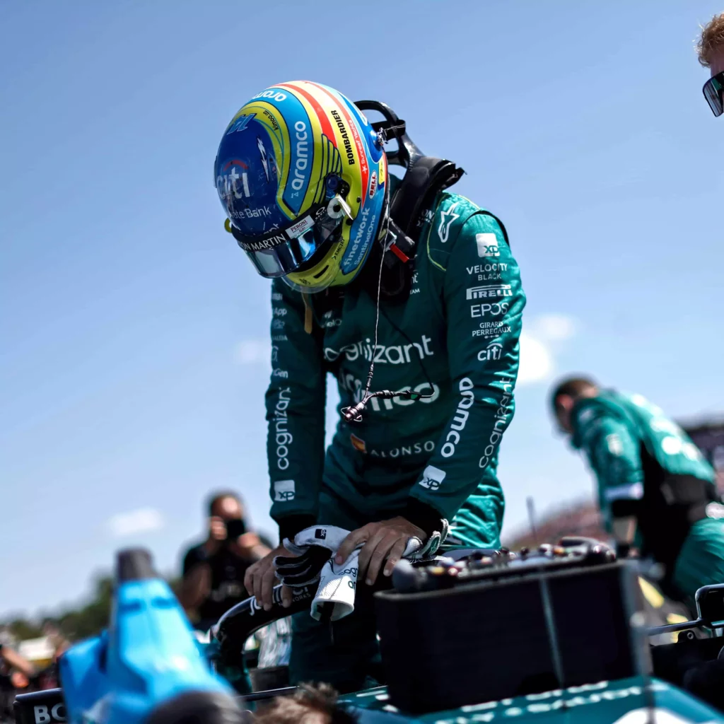 Fernando Alonso pronto a entrare in macchina in vista della gara d'Ungheria