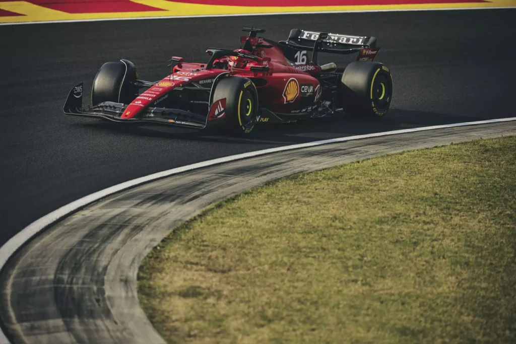 La Ferrari di Charles Leclerc in pista per le qualifiche del GP d'Ungheria