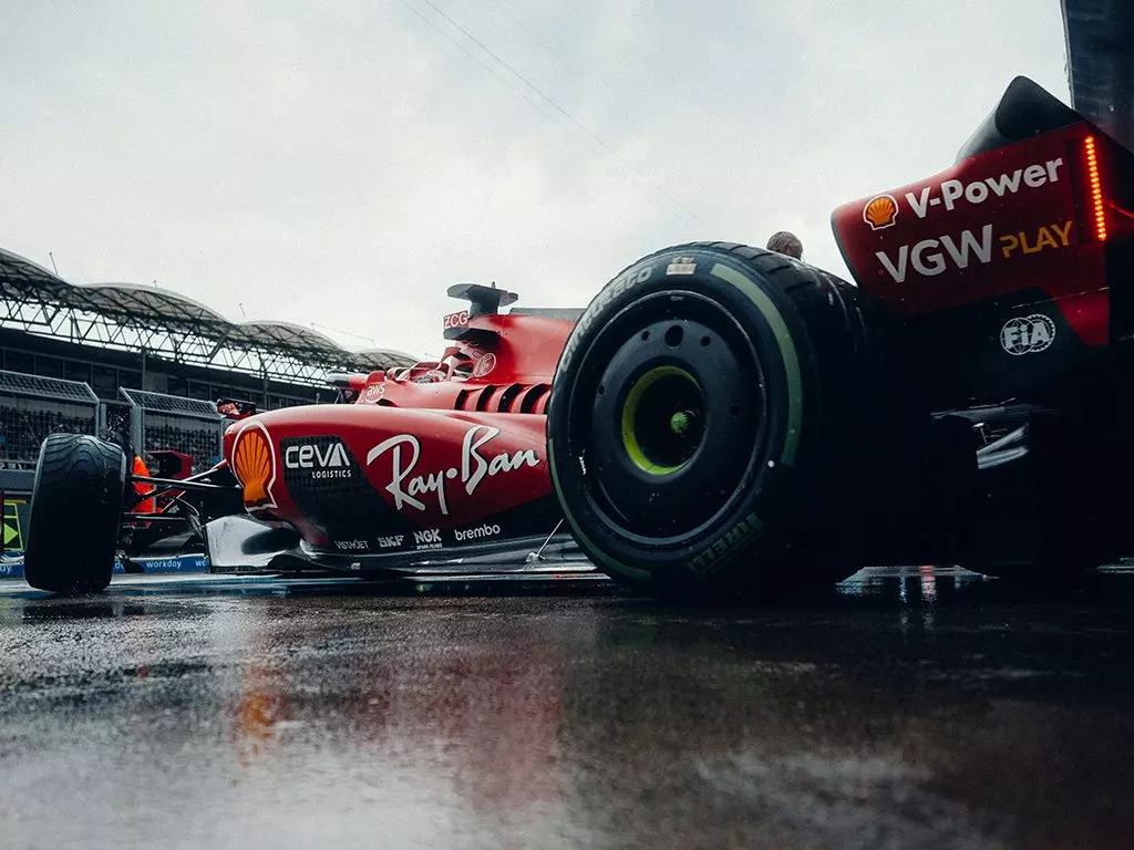 La Ferrari che esce dai box durante le FP1 d'Ungheira