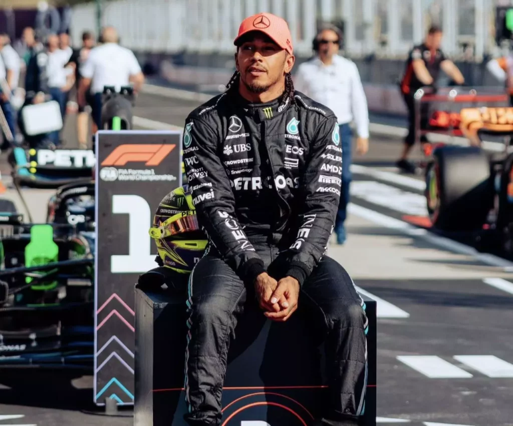 Lewis Hamilton si gode la sua pole position in Ungheria