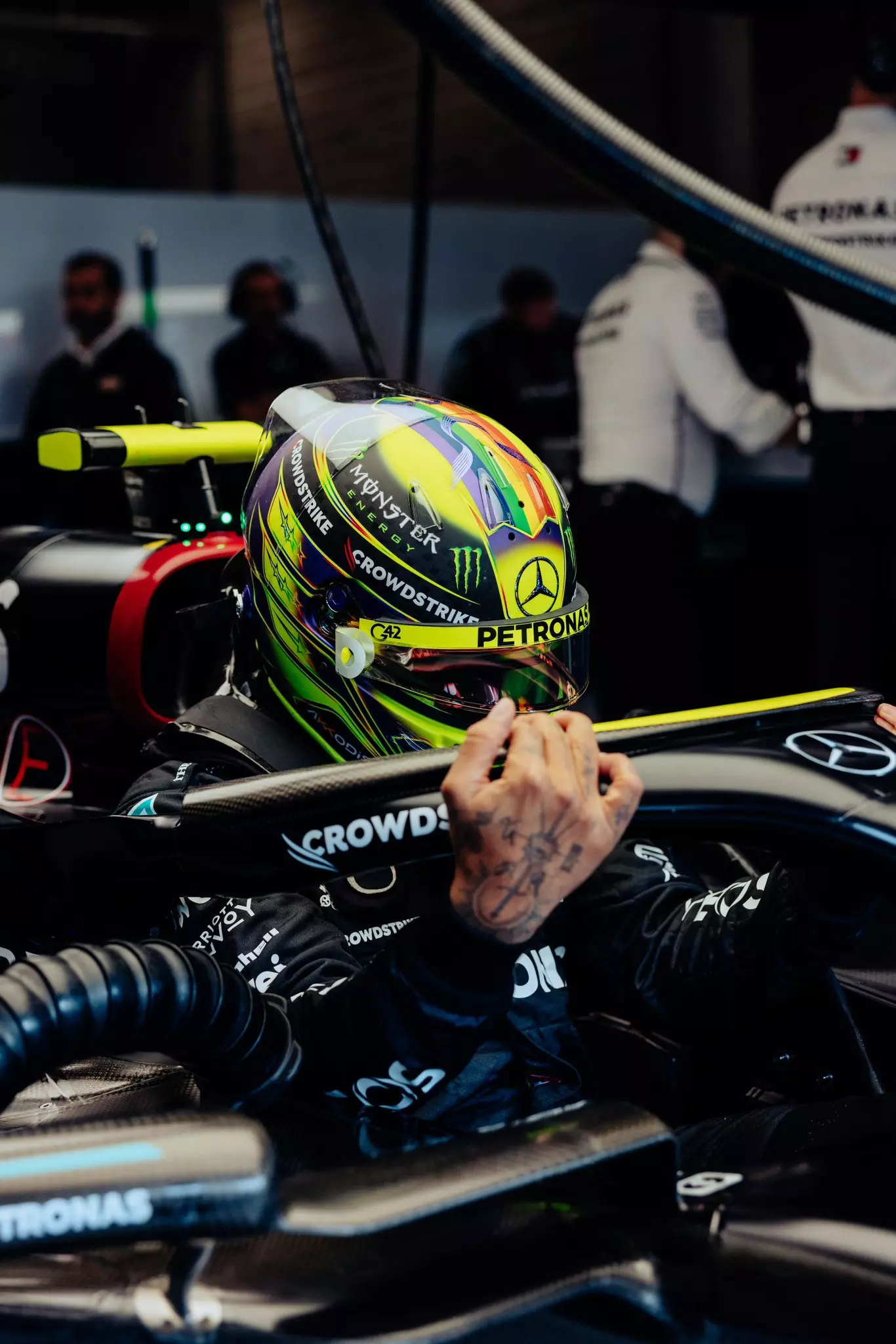 Lewis Hamilton pronto a scendere in pista per le qualifiche del GP del Belgio